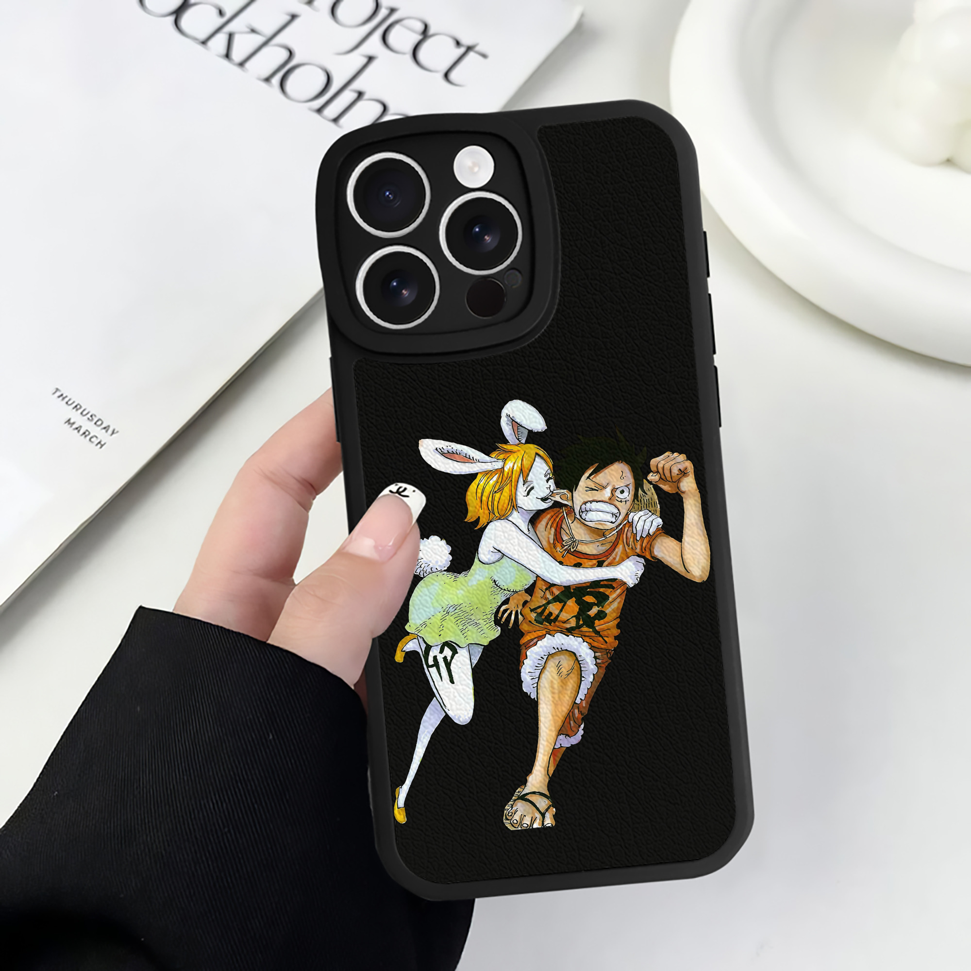 （画像用） ワンピース モンキー・D・ルフィ ONE PIECE Monkey D. Luffy 【iPhone 16シリーズ対応】シリコンスマホケース（レザー調） 材質：シリコン